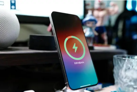 果洛苹果15换屏服务分享用什么充电器给iPhone15充电更好 